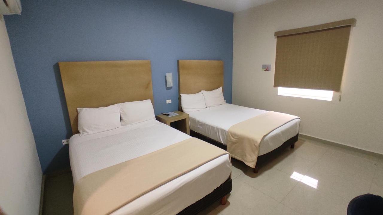 Capital Hotel Монклова Екстериор снимка