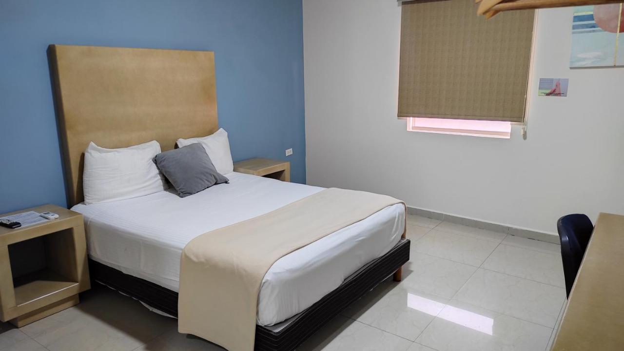 Capital Hotel Монклова Екстериор снимка