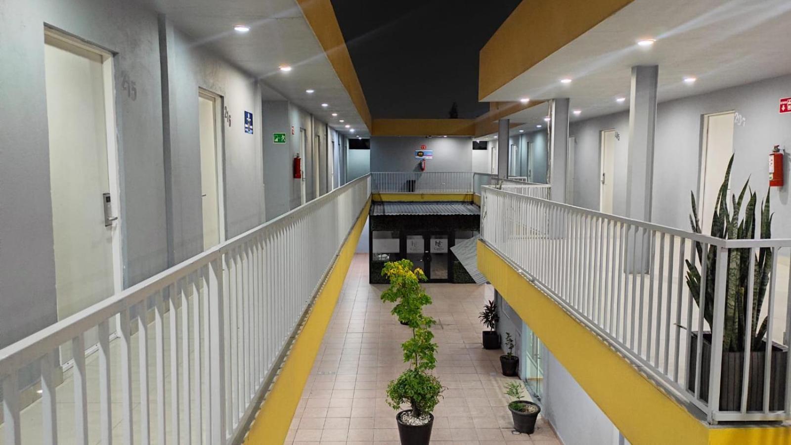 Capital Hotel Монклова Екстериор снимка