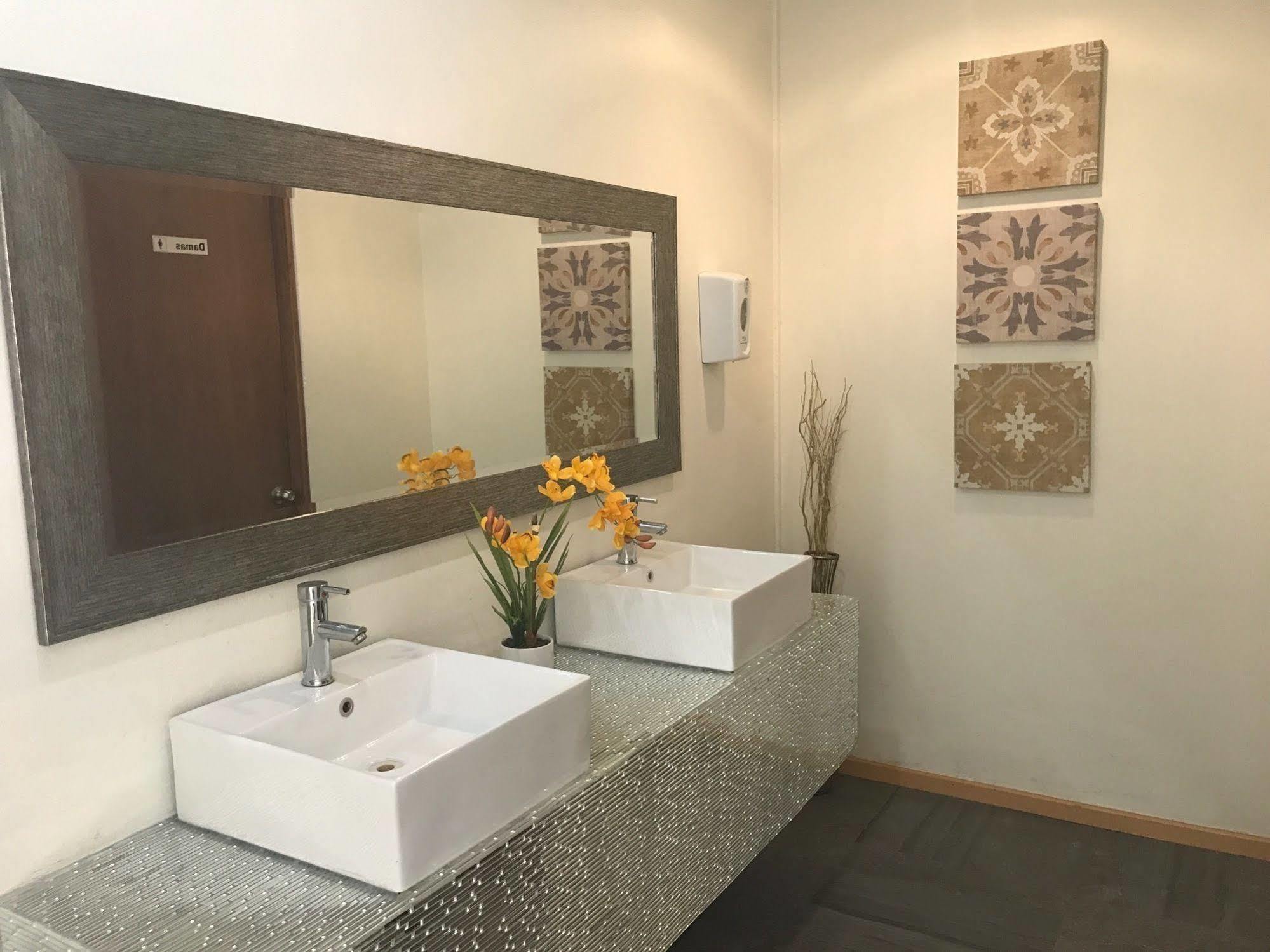 Capital Hotel Монклова Екстериор снимка