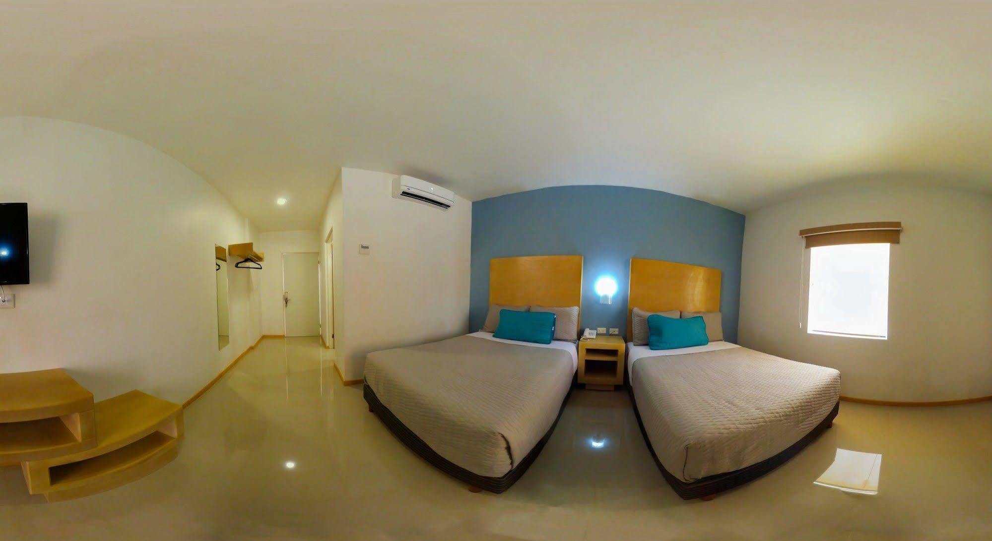 Capital Hotel Монклова Екстериор снимка