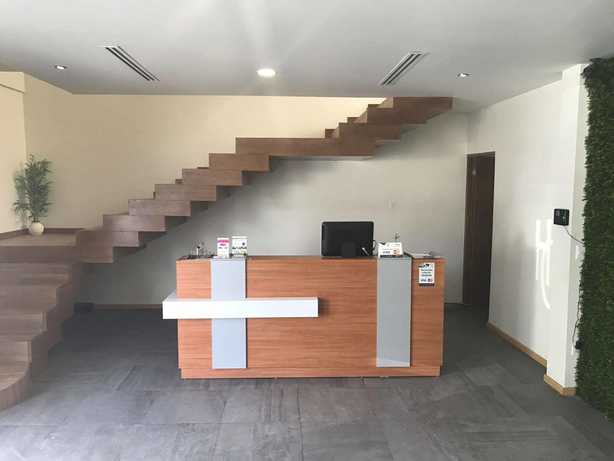 Capital Hotel Монклова Екстериор снимка