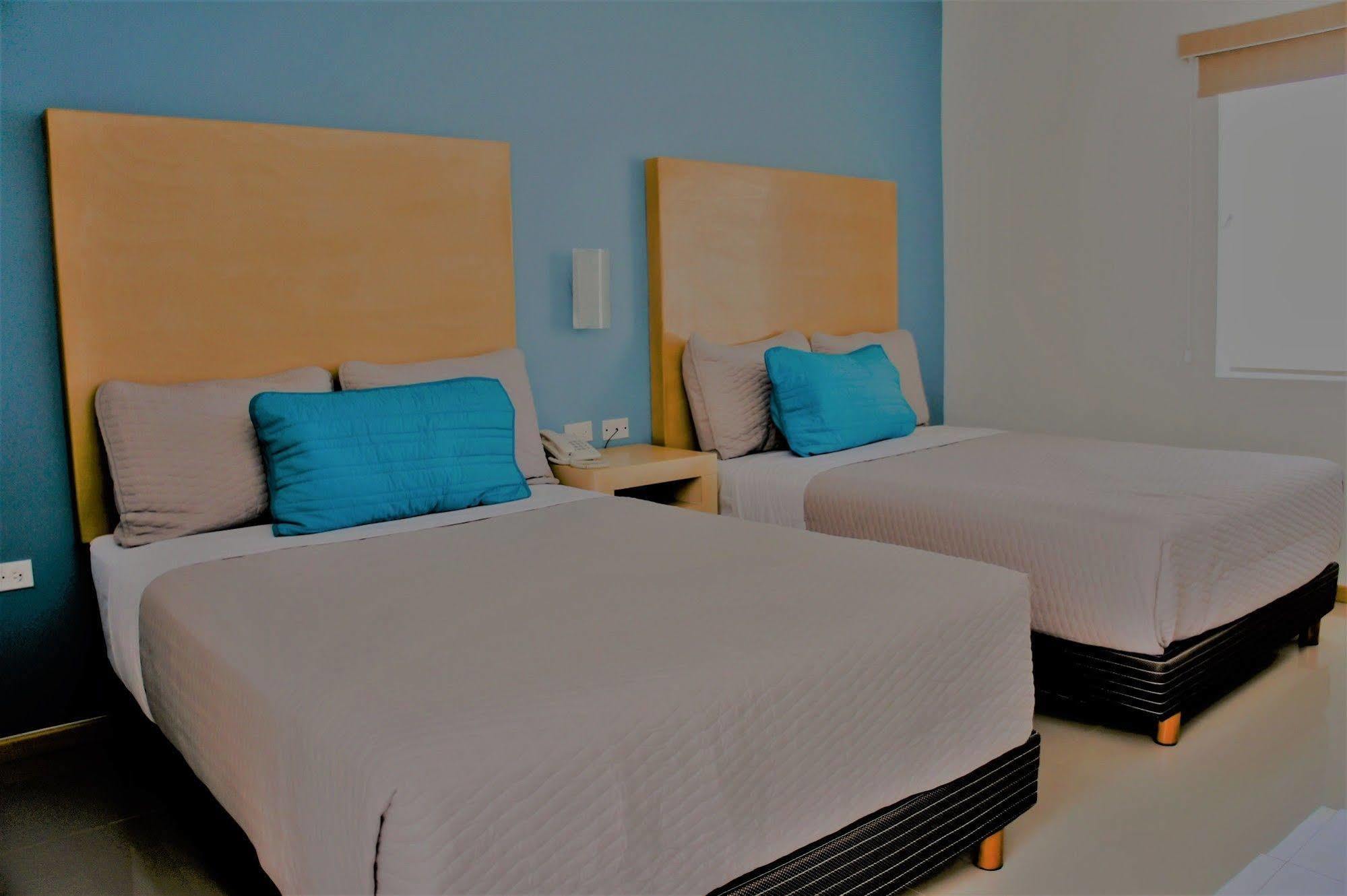 Capital Hotel Монклова Екстериор снимка
