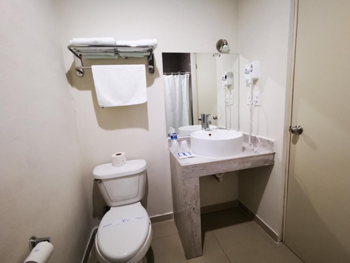 Capital Hotel Монклова Екстериор снимка