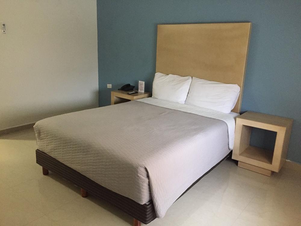Capital Hotel Монклова Екстериор снимка